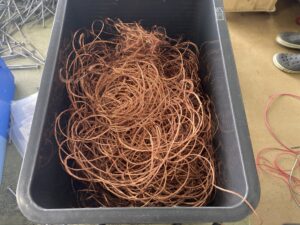 被覆を取り除いた銅線